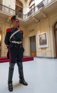 Buenos Aires, Arjantin - 9 Nisan 2011: Pembe ev olarak da bilinen Hükümet binasının içi ve koloni döneminin bir askeri olan muhafız.