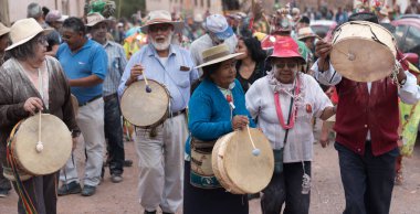 Purmamarca, Arjantin - 5 Mart 2017: Güney Amerika 'nın yüksek plato bölgesindeki karnavalın son günü nedeniyle sokaklarda yürüyen ve şarkı söyleyen bir grup yerli.
