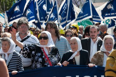 Buenos Aires, Arjantin - 18 Kasım 2010: Plaza de Mayo Anneleri haftalık yürüyüş protestosunda yürüyen ve pankart tutan