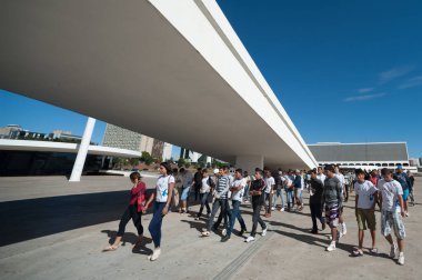 Brasilia, Brezilya - 17 Mayıs 2013: Brezilya Ulusal Kütüphanesi. Arquitect Oscar Niemeyer 'in Brezilya' nın başkenti Brasilia 'da gelecekteki inşaatı.