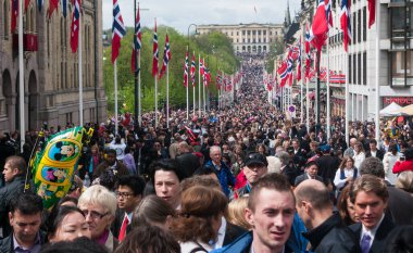 Oslo, Norveç - 17 Mayıs 2010: Ulusal günü ve Kralın Sarayı 'nı kutlayan kalabalık.