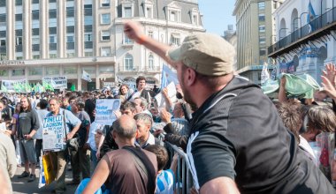 Buenos Aires, Arjantin - 27 Ekim 2010: Nestor Kirchner Arjantin 'de öldü, Arjantinliler eski başkan Nestor Kirchner' e Casa Rosada olarak bilinen federal büro önünde saygılarını sundular