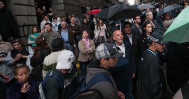 Buenos Aires, Arjantin - 27 Ekim 2010: Nestor Kirchner Arjantin 'de öldü, Arjantinliler Buenos Aires sokaklarındaki eski Başkan Nestor Kirchner' e saygılarını sundular.