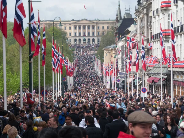 Oslo Norveç Mayıs 2010 Ulusal Günü Kralın Sarayı Kutlayan Kalabalık — Stok fotoğraf