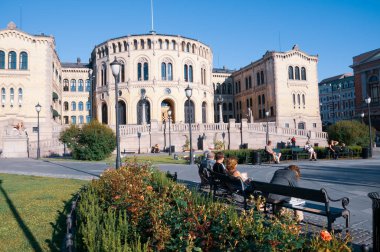 Oslo, Norveç - 24 Temmuz 2008: Norveçliler kongrenin önünde dinleniyor ve güneşleniyor.