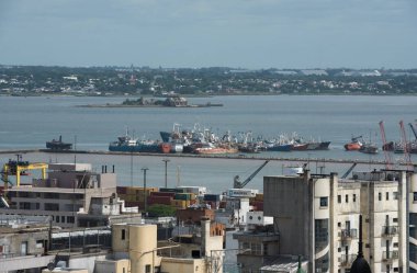 Montevideo, Uruguay - 3 Mart 2016: Liman adasının ve tersanenin havadan görünüşü
