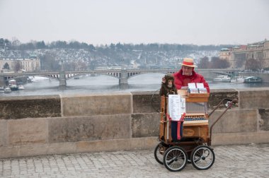 Prag, Çek Cumhuriyeti - 22 Ocak 2010: Charles Köprüsü ve Prag sokaklarında gündüz hayatı