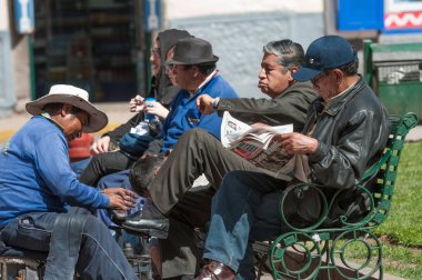 Cuzco, Peru - 30 Temmuz 2011: Cuzco Meydanı önünde oturan yerel halk.
