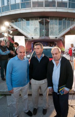 Buenos Aires, Arjantin - 13 Kasım 2010: Buenos Aires hükümetinin yürütme kolu başkanı Arjantin Mauricio Macri, Kültür Bakanı Hernan Lombardi ve yeni belediye başkanı Rodriguez Larreta
