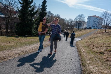 Oslo, Norveç - 11 Nisan 2010: Norveç halkı güneşin altında yürüyor ve konuşuyor bahar geliyor.