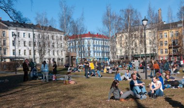 Oslo, Norveç - 11 Nisan 2010: Norveç halkı güneşin altında baharı kutluyor.