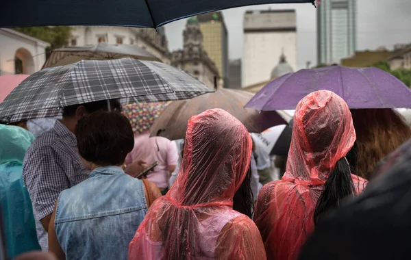 Şehrin Sokaklarında Insanlar Yağmurun Altında — Stok fotoğraf