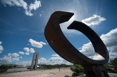 Brasilia, Brezilya - 17 Mayıs 2013: Özgürlük ateşi, ulusal kongre ve üç gücün karesi