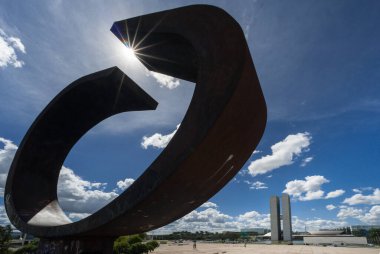 Brasilia, Brezilya - 17 Mayıs 2013: Özgürlük ateşi, ulusal kongre ve üç gücün karesi