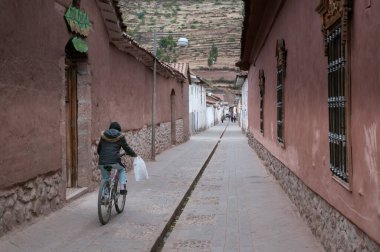 Pisac, Peru - 12 Ağustos 2011: Kentteki sokaklar ve günlük yaşam.