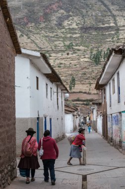 Pisac, Peru - 12 Ağustos 2011: Kentteki sokaklar ve günlük yaşam.
