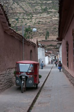 Pisac, Peru - 12 Ağustos 2011: Kentte kişisel ulaşım, sokaklar ve günlük yaşam.
