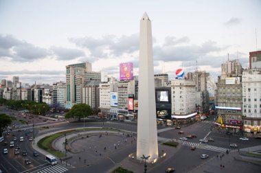 Buenos Aires, Arjantin - 12 Kasım 2012: Buenos Aires semalarında yayalar ve trafik. Bu fotoğraf şehir merkezini ve Julio Bulvarı 'nın etrafını gösteriyor..