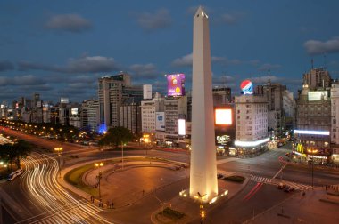 Buenos Aires, Arjantin - 12 Kasım 2012: Geceleyin Buenos Aires semalarında yoğun saatler ve trafik sonrasında. Bu fotoğraf şehir merkezini ve Julio Bulvarı 'nın etrafını gösteriyor..