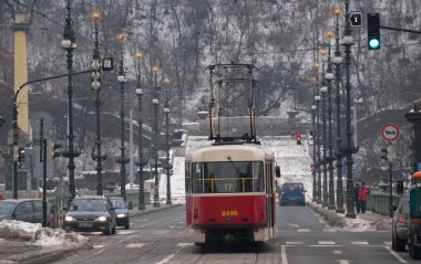Prag, Çek Cumhuriyeti - 22 Ocak 2010: Prag sokaklarında ulaşım ve gündüz hayatı