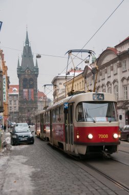 Prag, Çek Cumhuriyeti - 22 Ocak 2010: Prag sokaklarında ulaşım ve gündüz hayatı