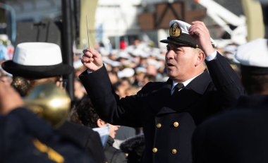 Ushuaia, Arjantin - 2 Nisan 2019: Falkland Savaşı 'nın yıldönümü için Ushuaia şehrinde düzenlenen askeri geçit sırasında Arjantin Donanması müzik grubu