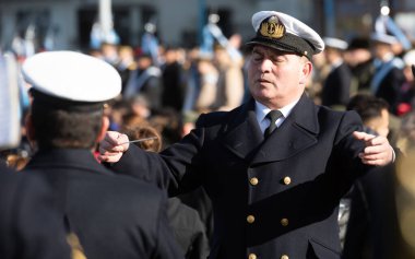 Ushuaia, Arjantin - 2 Nisan 2019: Falkland Savaşı 'nın yıldönümü için Ushuaia şehrinde düzenlenen askeri geçit sırasında Arjantin Donanması müzik grubu
