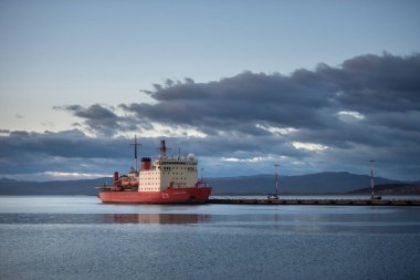 Ushuaia, Arjantin - 27 Mart 2019: Büyük buzkıran Almirante Irizar şehrin limanına demir attı.
