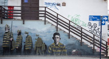 Ushuaia, Arjantin - 2 Nisan 2012: Tipik mimari ve 20. yüzyılın ortalarındaki ünlü mahkumların duvar resimleri.