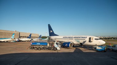 Buenos Aires, Arjantin - 3 Nisan 2019: Aerolineas Arjantin 'in ticari uçakları yerel havaalanında bir iç uçuş için yakıt dolduruyor