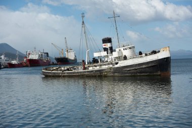 Ushuaia, Arjantin - 2 Nisan 2019: 2. Dünya Savaşı 'ndan kalma eski bir İngiliz gemisi şehrin önünde karaya oturdu ve terk edildi.