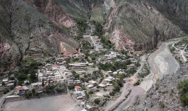 Iruya, Arjantin - Mart 06 2017: Colanzuli nehri, Salta ilindeki dağların içinde saklanan güçlü bir nehirdir..