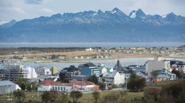 Ushuaia, Arjantin - 2 Nisan 2012: Sokaklar, mimari, körfez, havaalanı ve liman.