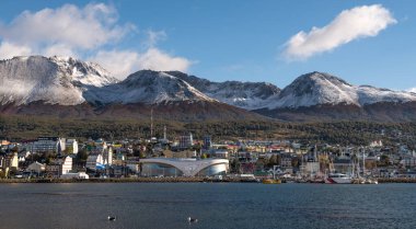 Ushuaia, Arjantin - 2 Nisan 2012: Körfez, orman, dağlar ve kumarhane..