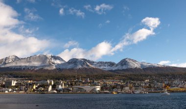 Ushuaia, Arjantin - 2 Nisan 2012: Körfez, orman, dağlar ve kumarhane..