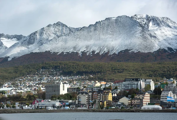 Ushuaia, Arjantin - 2 Nisan 2012: Körfez, orman, mimari ve dağlar.