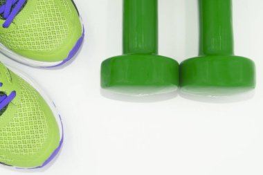 Spor ayakkabı, beyaz arka plan üzerinde halter. Egzersiz. Eylül ve Ocak yeni amaçları. Sağlıklı yaşam tarzı çalışan. Farklı renk, Yönlendirme ve dikey ve yatay