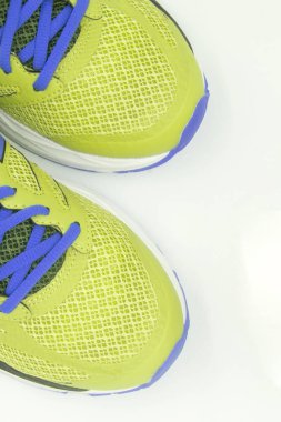 Spor ayakkabı, beyaz arka plan üzerinde halter. Egzersiz. Eylül ve Ocak yeni amaçları. Sağlıklı yaşam tarzı çalışan. Farklı renk, Yönlendirme ve dikey ve yatay