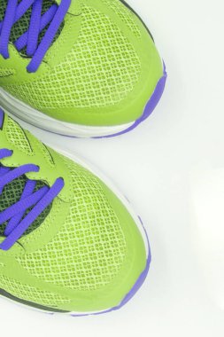 Spor ayakkabı, beyaz arka plan üzerinde halter. Egzersiz. Eylül ve Ocak yeni amaçları. Sağlıklı yaşam tarzı çalışan. Farklı renk, Yönlendirme ve dikey ve yatay