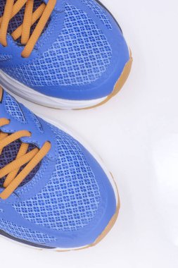 Spor ayakkabı, beyaz arka plan üzerinde halter. Egzersiz. Eylül ve Ocak yeni amaçları. Sağlıklı yaşam tarzı çalışan. Farklı renk, Yönlendirme ve dikey ve yatay