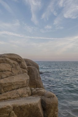 Costa Brava sahilde günbatımı. Pembe gökyüzü ve okyanus manzaralı. Platja d'aro, Catalonia.