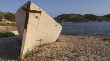 Eski ahşap tekne balık tutma. Dolgu kenarında. paslanmış. Yatay ve dikey