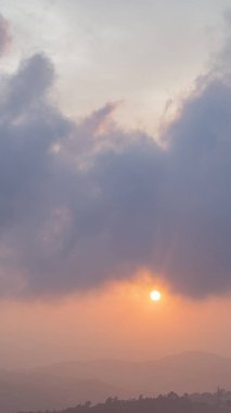 turuncu günbatımı ufuklar. Barcelona tepelerinde. Manzara.