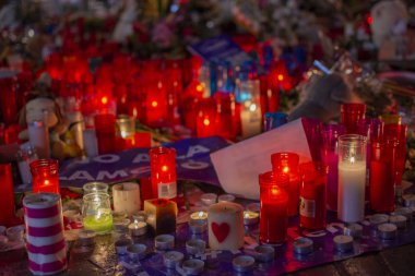 ramblas Barcelona vatandaşların 17 Ağustos 2017 saldırıdan sonra sunan