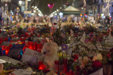 ramblas Barcelona vatandaşların 17 Ağustos 2017 saldırıdan sonra sunan