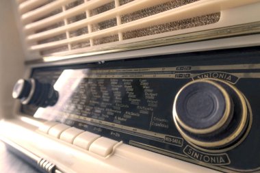 Vintage eski radyo, beyaz arka plan ve yakın çekim. antikacı. ampul transistör