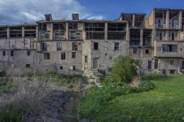 Vic. eski tabakhane Köprüsü ve Roma katedral. catalonia köyü. Romantik tarzı