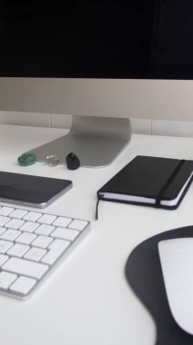 Ofis masaları, işe dönüş. dizüstü bilgisayarlar, bilgisayar ve cep ofisi. Çift veya mali iş