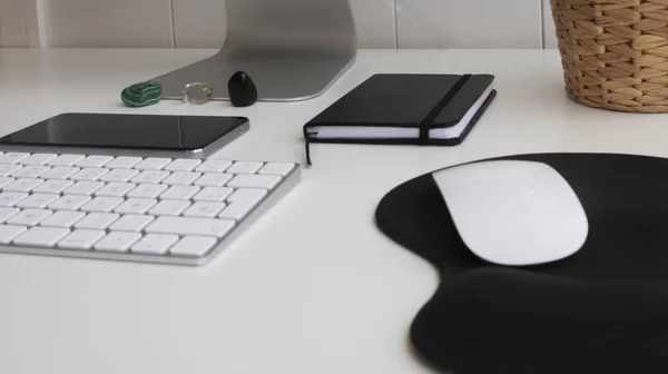 Bürotisch Zurück Die Arbeit Büro Mit Notebooks Computer Und Handy — Stockfoto