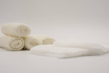 ilk yardım çantası. birincil tedaviler. şeritler, alcochol, bandaj, makinelinin